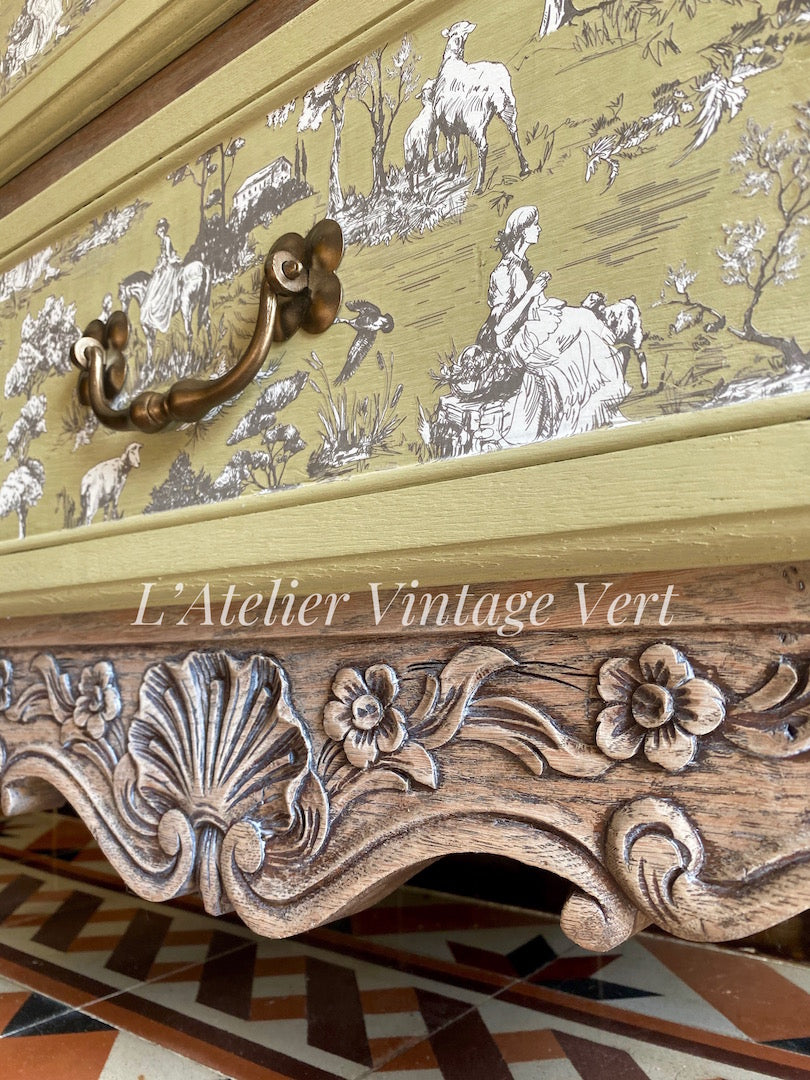 Schöne restaurierte Chiffonnier, Oak mit Toile de Joie Decoration.